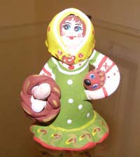 "Девочка с корзинкой" (глина, темперные краски). Автор: Л.П. Комиссарова